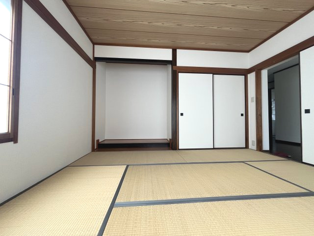 藤岡市立石新田　中古1298の和室|•	親世代のプライベート空間にも最適な一室
•	夫婦それぞれの趣味部屋としても活用可能
•	静かな環境で、読書や仕事に集中できる空間
