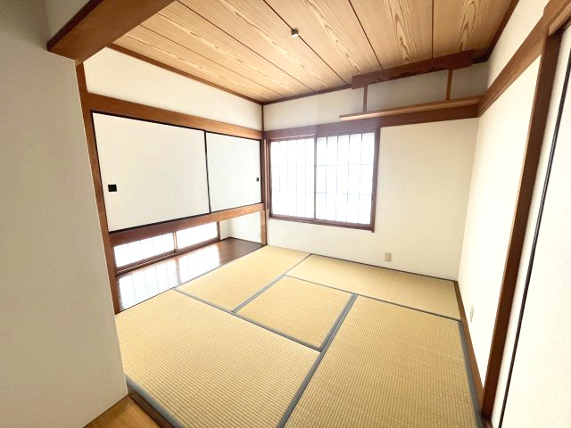 藤岡市立石新田　中古1298の和室|•	親世代のプライベート空間にも最適な一室
•	夫婦それぞれの趣味部屋としても活用可能
•	静かな環境で、読書や仕事に集中できる空間
