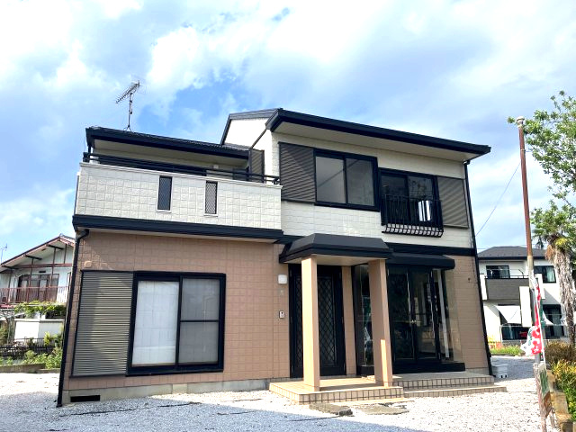 藤岡市立石新田　中古1298の外観|•	南向きで陽光たっぷり、家族の笑顔が映える外観
•	外壁・屋根リフォーム済で安心の住まい
•	大手施工の安心感、堂々とした佇まいが魅力