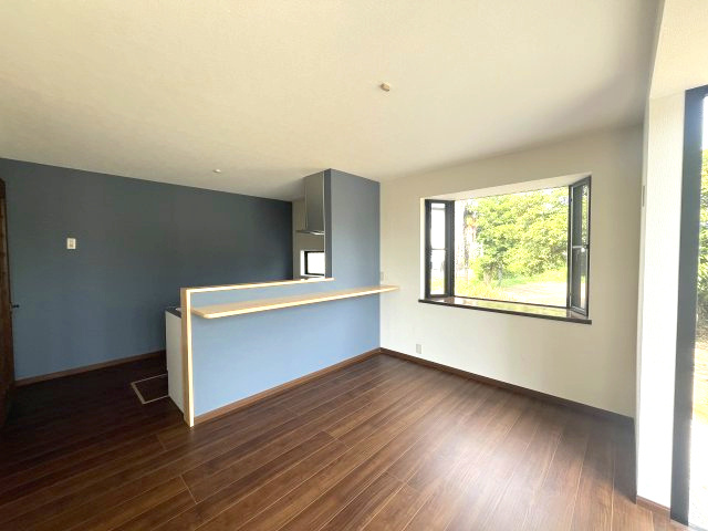 藤岡市立石新田　中古1298の居間・リビング|•	家族が自然と集まる、陽だまりリビング
•	休日はゆったり、親子のくつろぎ空間
•	南向きの窓から差し込む、やさしい光に包まれてます