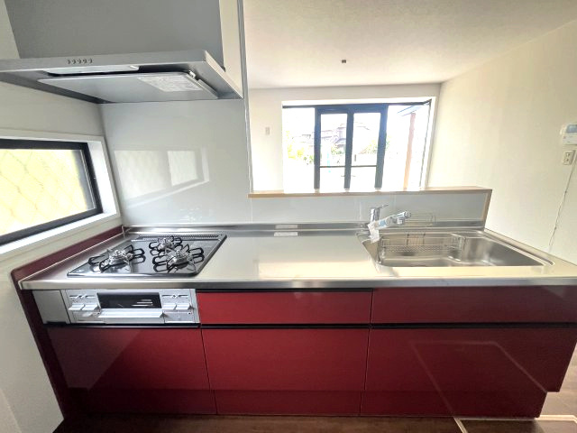 藤岡市立石新田　中古1298のキッチン|•	共働き夫婦に嬉しい、効率的な動線設計
•	料理も片付けもスムーズ、時短キッチン
•	家族の健康を支える、使いやすさ重視の設備
