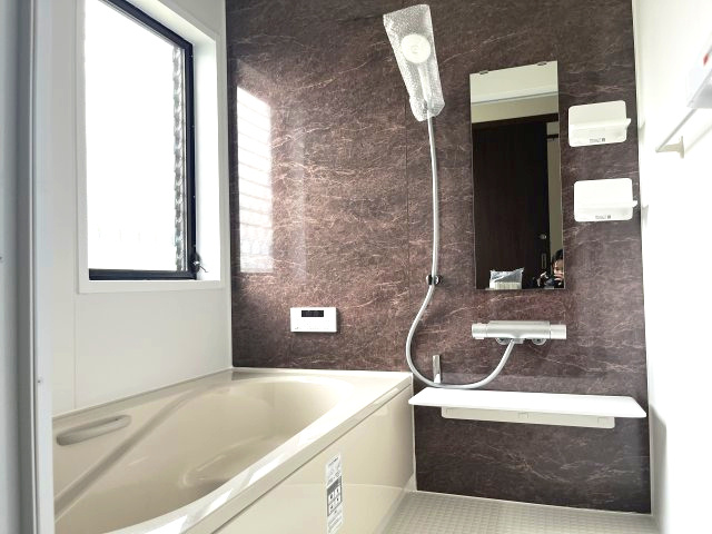 藤岡市立石新田　中古1298の浴室|•	一日の疲れを癒す、広々とした快適バスルーム
•	親世代にも優しい、段差の少ない安心設計
•	家族で使いやすい、清潔感ある浴室空間
