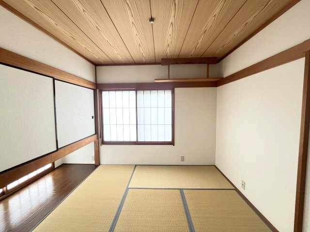 藤岡市立石新田　中古1298の和室|•	親世代のプライベート空間にも最適な一室
•	夫婦それぞれの趣味部屋としても活用可能
•	静かな環境で、読書や仕事に集中できる空間
