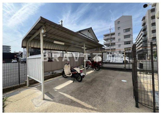ベルアンジュ奈良　BRAVI不動産の駐車場