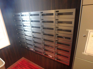 【その他共用部分】 | コフレ板橋本町 | Ａ4サイズの書類を楽々入るメールボックス敷地内なので雨風で郵便物が濡れる心配もありません。