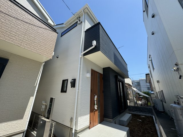 八潮市中央２丁目新築戸建【八幡小学校：９分】の外観|2号棟外観・完成済み内覧可能です！