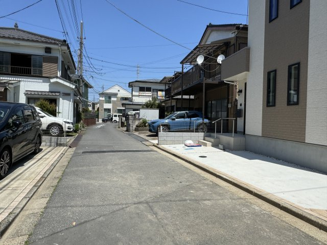 八潮市中央２丁目新築戸建【八幡小学校：９分】の前面道路含む現地写真|西側前面道路