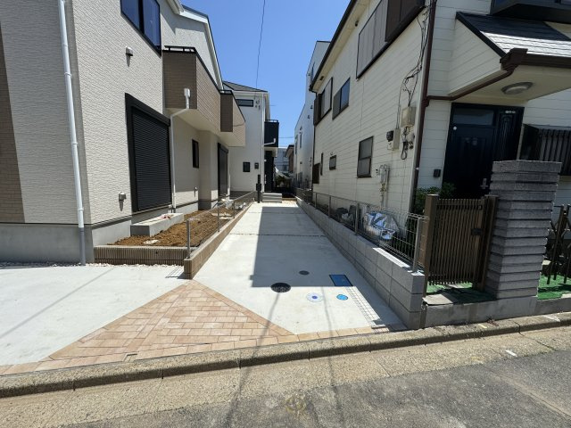 八潮市中央２丁目新築戸建【八幡小学校：９分】の前面道路含む現地写真|2号棟駐車スペース・縦列２台駐車可