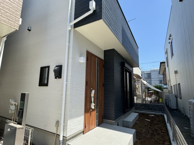 八潮市中央２丁目新築戸建【八幡小学校：９分】のエントランス|エントランス・玄関ポーチ