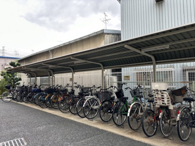 【周辺】 | シャルマンフジ堺北 | 駐輪場に屋根があるので、雨の日に自転車が濡れにくく嬉しいですね♪