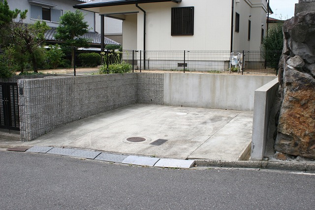 英和邸（七条西町）の駐車場|カースペースがあります