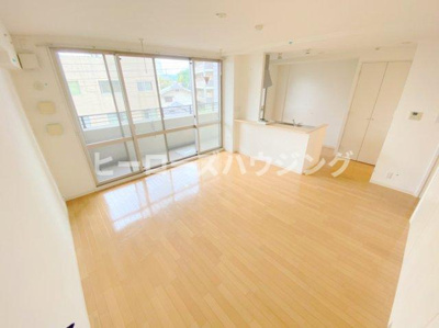 【居間・リビング】 | クロツヴィア桜塚 | ※同タイプの写真となり、実際のお部屋とは異なる場合があります。