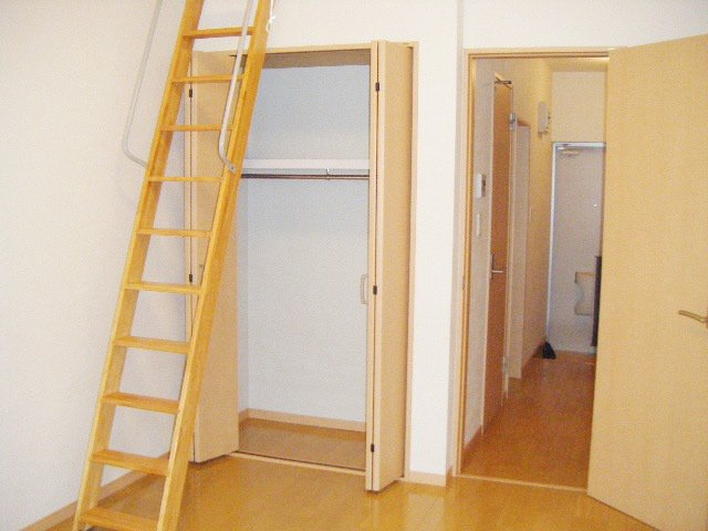 ポラリス市川の居間・リビング|たっぷりクローゼット！