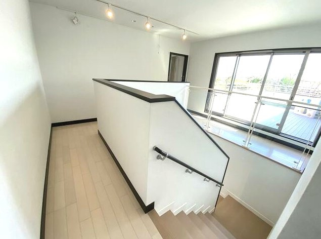 山武郡九十九里町粟生　中古戸建の内装|二世帯住宅６LDK 敷地約306坪 リビング約33帖 積水ハウス『シャーウッド』ワイドバルコニー