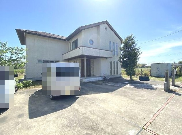 山武郡九十九里町粟生　中古戸建の駐車場|二世帯住宅６LDK 敷地約306坪 リビング約33帖 積水ハウス『シャーウッド』ワイドバルコニー