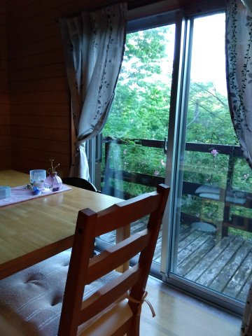 売中古戸建　裾野市須山の居間・リビング|大きな窓があるので部屋にやわらかな陽光が注ぎます。自然を感じながら食事がとれますね。