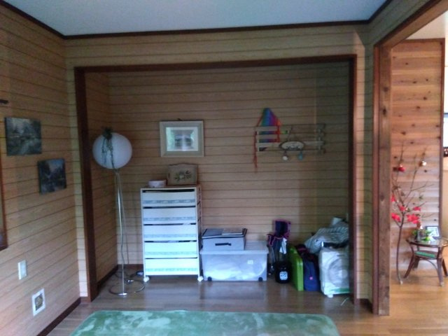 売中古戸建　裾野市須山の収納|オープン収納になっています。棚を置いたりお洋服をかけたり重宝しそうですね。