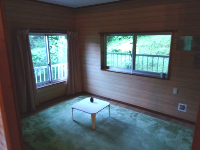 売中古戸建　裾野市須山の洋室|二面採光なので日差しがたっぷり入ります。また風通しが良く解放感もあります。