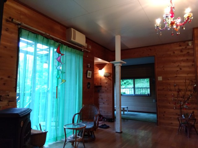売中古戸建　裾野市須山の洋室|木目調のオシャレな室内です。大きい窓から入るたっぷりの日差しが嬉しいですね。