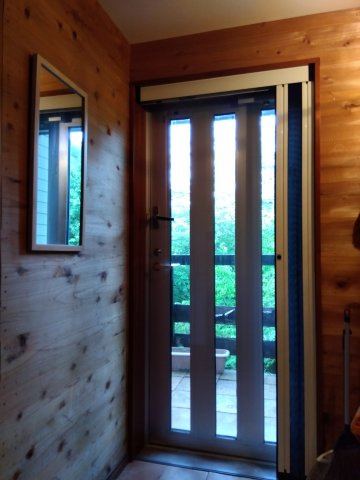 売中古戸建　裾野市須山の玄関|一部がガラスになっているので光をふんだんに取り込めます。