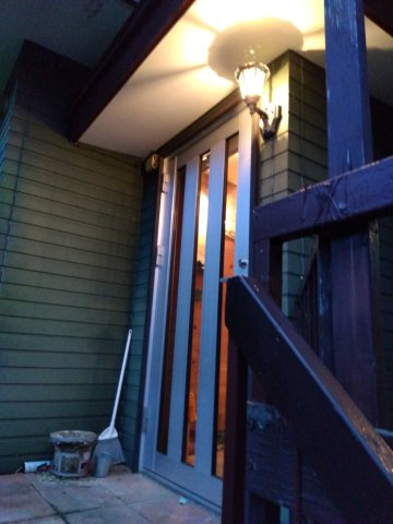 売中古戸建　裾野市須山の玄関|玄関ポーチがあるので雨の日のお出掛けの準備にも便利です。照明がアンティーク調で可愛らしいですね。