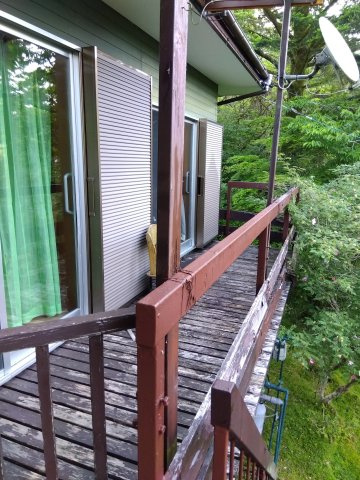 売中古戸建　裾野市須山のバルコニー|自然を感じられるバルコニーです。贅沢なティータイムが過ごせそうですね。