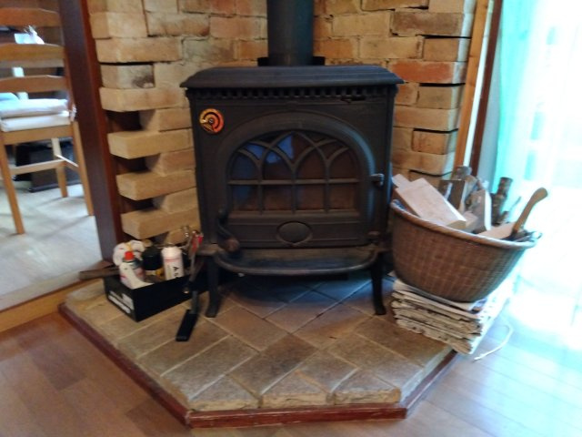 売中古戸建　裾野市須山のその他|室内にヨツールのストーブがあります。天板が広いので煮込み料理が楽しめます。冬も暖かく過ごせます。