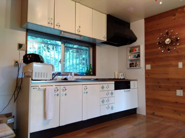 売中古戸建　裾野市須山のキッチン|壁付けキッチンなので集中してお料理出来ますね。収納スペースもたくさんあるので買い置きもたっぷり出来ます。