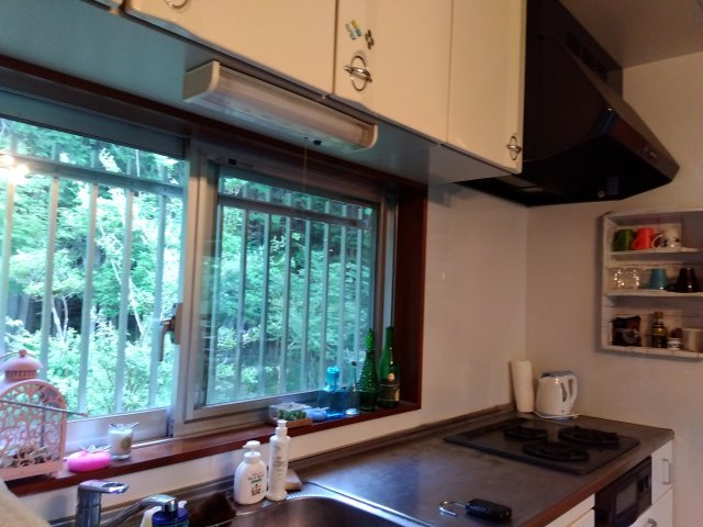 売中古戸建　裾野市須山のキッチン|キッチンには窓があり明るく開放的です。調理スペースが広々としているので楽しくお料理出来ますね。