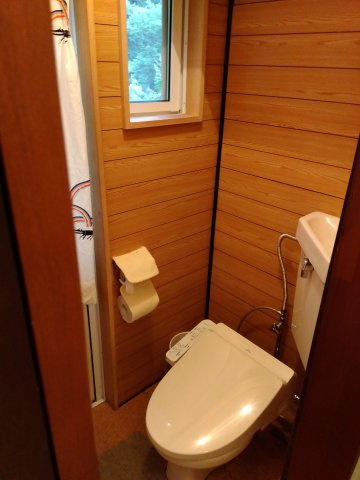 売中古戸建　裾野市須山のトイレ|トイレには窓があり明るい室内です。木目調のぬくもりのある雰囲気になっています。