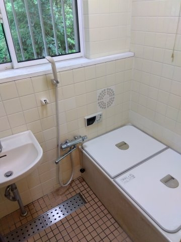 売中古戸建　裾野市須山の浴室|窓があるので明るい室内です。タイルが白いので広く感じます。