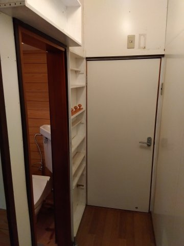 売中古戸建　裾野市須山の脱衣所|水回りが集中しているので効率の良い家事動線が確保出来ます。壁に備え付けの収納があります。