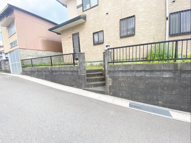 糟屋郡久山町大字猪野　中古戸建の外観|こちらからも敷地内へ出入りができます！