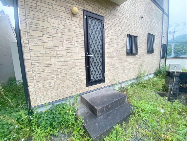 糟屋郡久山町大字猪野　中古戸建の外観|キッチンの勝手口です！ゴミ捨てなどにも便利です！