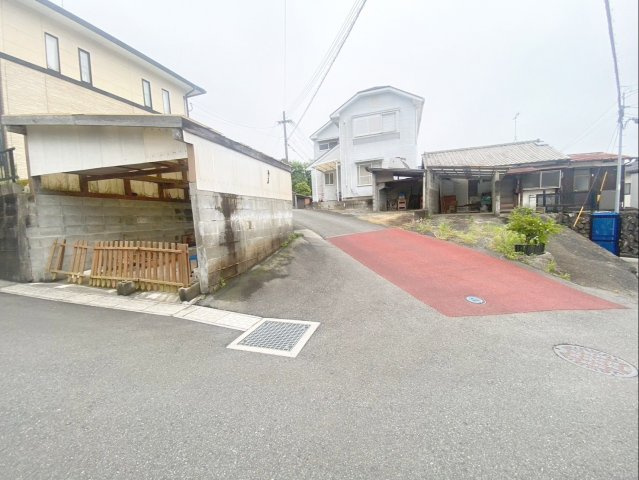 糟屋郡久山町大字猪野　中古戸建の前面道路含む現地写真|角地になります！日当たり良好です！