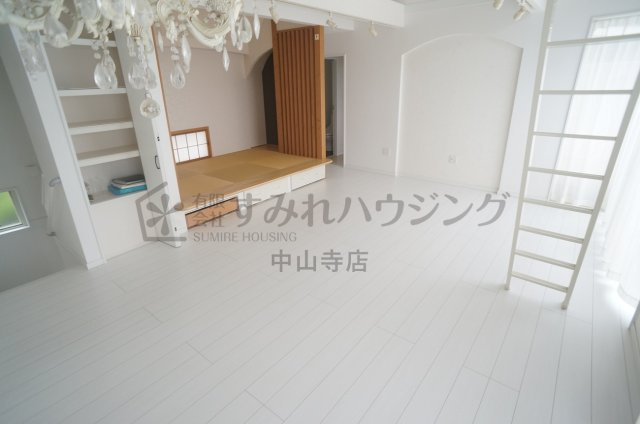 中筋山手７丁目戸建の居間・リビング