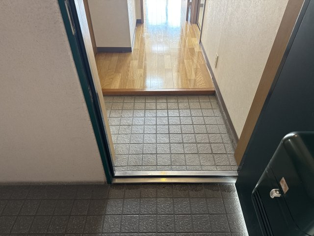 ネオクオーツ幸　弐番館の玄関