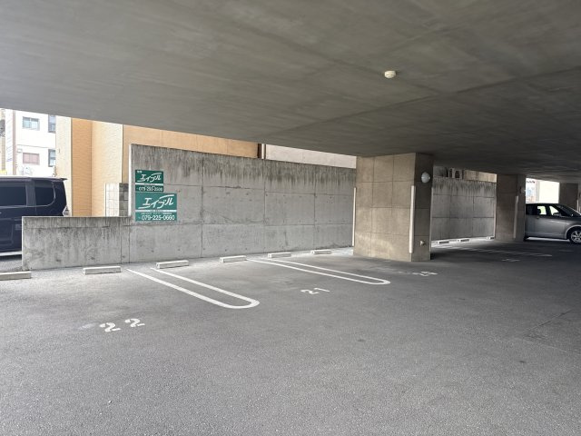 ネオクオーツ幸　弐番館の駐車場