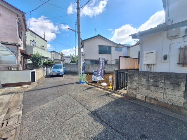 【前面道路含む現地写真】 | 練馬区土支田２丁目　新築戸建 | 豊渓小至近の新築戸建、限定１棟♪♪吹抜けのある解放的なLDKは20.8帖と広々！固定階段式のロフト他、収納豊富な３LDK！