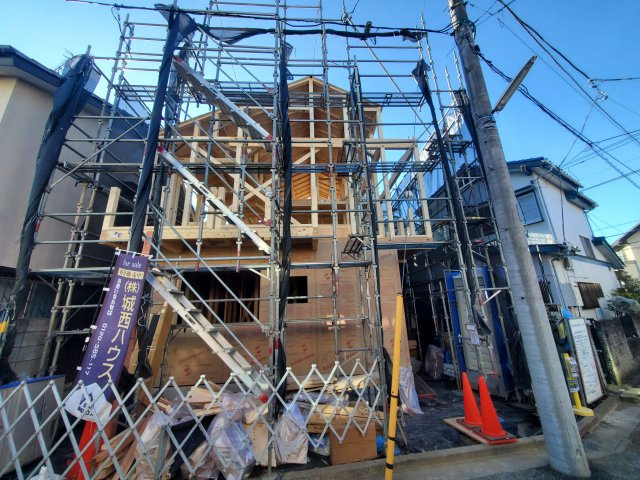 【前面道路含む現地写真】 | 練馬区土支田２丁目　新築戸建 | 豊渓小至近の新築戸建、限定１棟♪♪吹抜けのある解放的なLDKは20.8帖と広々！固定階段式のロフト他、収納豊富な３LDK！