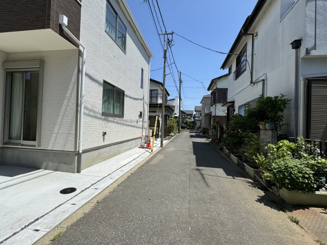 三郷市戸ヶ崎１丁目新築戸建【戸ヶ崎小学校：8分】の前面道路含む現地写真|南東側前面道路