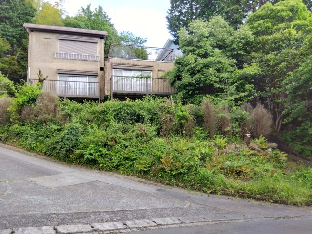 売土地　田方郡函南町平井の前面道路含む現地写真|南箱根ダイヤランド別荘地内の土地です。約100坪あり広々としています。