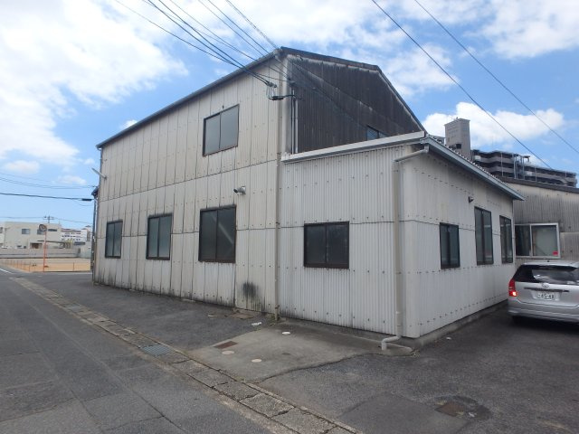 中島倉庫　２階建ての外観