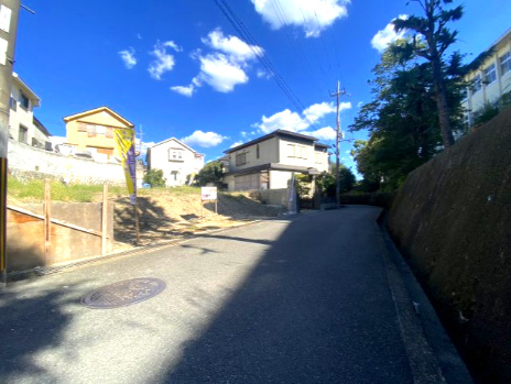 サン・タウン香里ケ丘12丁目の前面道路含む現地写真