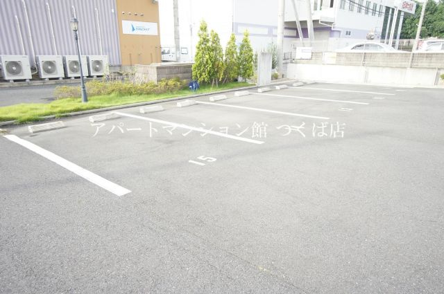 アムール二の宮の駐車場