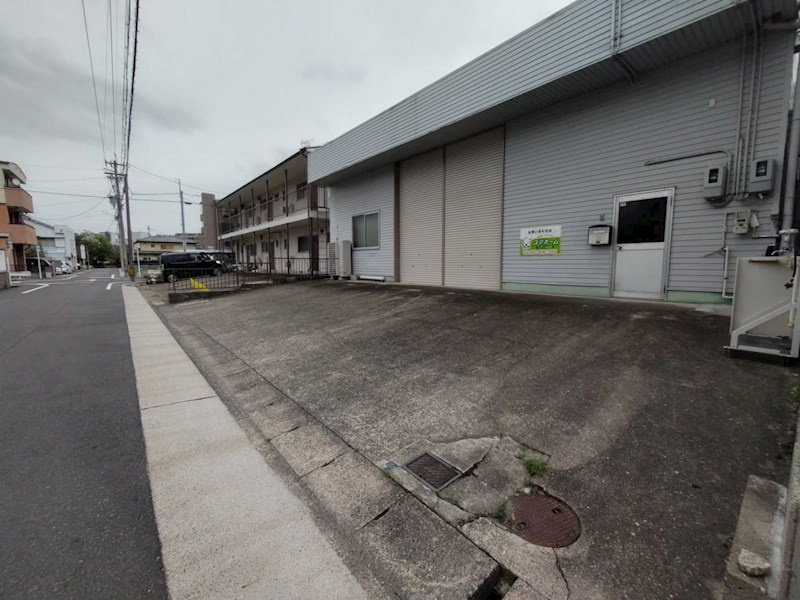 浅井事務所の駐車場