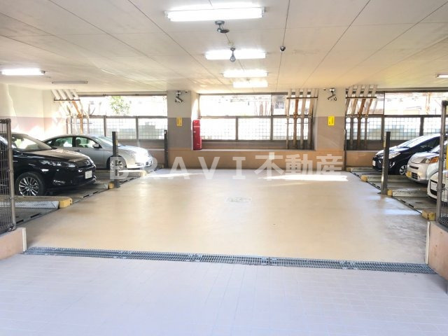 グランソレイユ日本橋　BRAVI不動産の駐車場|【グランソレイユ日本橋】駐車場があるので、車を買う予定の方も安心です