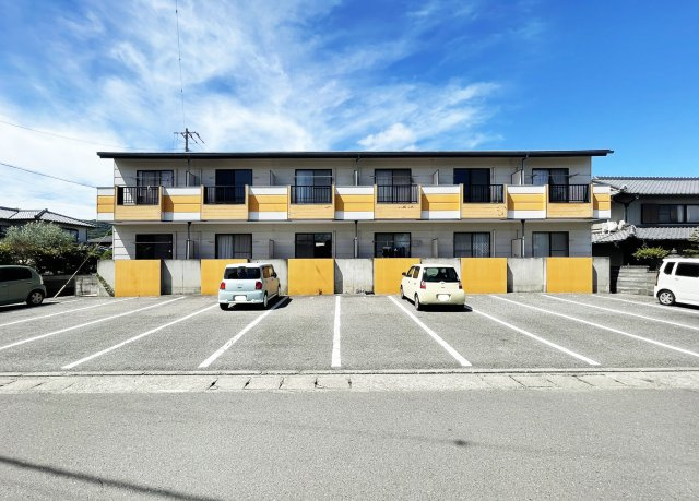 コーポヨネダの駐車場