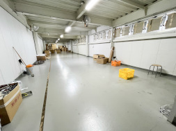 植松町貸倉庫の内装