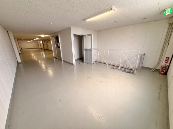植松町貸倉庫の内装